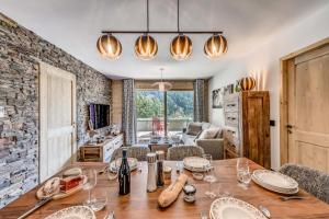 une salle à manger avec une table et des verres à vin dans l'établissement Résidence Les Nouveaux Alpages - 3 Pièces pour 6 Personnes 234, à Champagny-en-Vanoise
