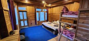 - une chambre avec 2 lits superposés dans une cabine dans l'établissement PineRoots Homestay & Cafe, à Jibhi