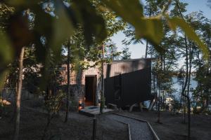 una pequeña casa en un bosque con una puerta en Las Balsas Relais & Chateaux en Villa La Angostura