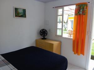 - une petite chambre avec un lit et une fenêtre dans l'établissement Casas Amarelas Ingleses, à Florianópolis