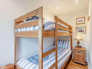 a bunk bed room with two bunk beds at 2 Bed in Seasalter WCC05 in Seasalter