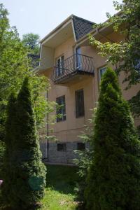 阿拉木圖的住宿－Apple tree，带阳台和两棵树的建筑