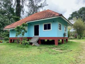 une petite maison avec un toit rouge dans l'établissement Smilebeach Resort Khaolak, à Khao Lak