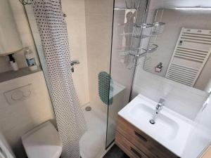 Koupelna v ubytování Résidence LES MAISONS DU PORT - Maisons & Villas pour 6 Personnes 44
