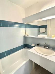 une salle de bain avec une baignoire et un lavabo et une baignoire dans l'établissement Résidence Les Jardins De Val - Appartement 2 pièces pour 4 personnes à Val d'Isère à 350m du centre du village et 450m des pistes MAE-2994, à Val dʼIsère
