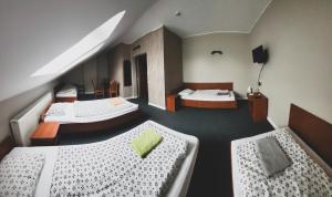 Posteľ alebo postele v izbe v ubytovaní Hotel Na Wzgórzu