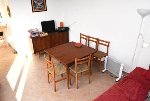 comedor con mesa, sillas y sofá en Résidence LES CANDEILLERES - Maisons & Villas pour 6 Personnes 94, en Port Leucate
