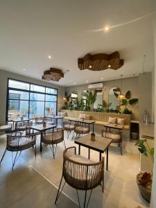 um restaurante com mesas e cadeiras num quarto em Hotel Caseros Salta em Salta