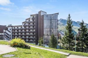 an apartment building in the mountains with mountains in the background at Résidence Les Fontaines Blanches - maeva Home - Appartement 2 pièces 5 pers 91 in Avoriaz