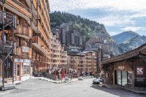 a street in a city with buildings and a mountain at Résidence Les Fontaines Blanches - maeva Home - Appartement 2 pièces 5 pers 91 in Avoriaz