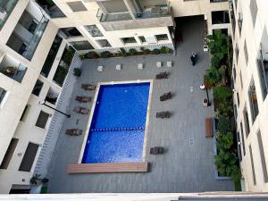 een uitzicht over een zwembad in een gebouw bij luxe appartement met zeezicht en zwembad Mohammedia Parc in Mohammedia
