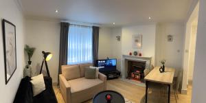 7a في لندن: غرفة معيشة مع أريكة وتلفزيون ومدفأة