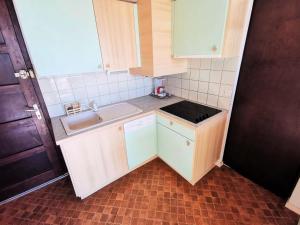 Kuchyň nebo kuchyňský kout v ubytování Résidence Cote D'oc - Appartement deux pièces mezzanine - 4 couchages PORT LEUCATE. 2CO_33A MAE-3104