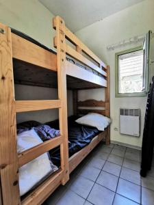 1 dormitorio con 2 literas en una habitación en Résidence Ile Des Pecheurs - Maisons & Villas pour 6 Personnes 114, en Port Leucate