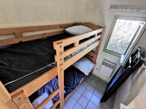 2 literas en una habitación pequeña con ventana en Résidence Ile Des Pecheurs - Maisons & Villas pour 6 Personnes 114, en Port Leucate