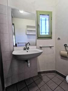 y baño con lavabo y espejo. en Résidence Ile Des Pecheurs - Maisons & Villas pour 6 Personnes 114, en Port Leucate