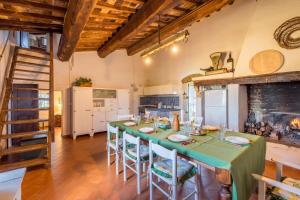 cocina grande con mesa larga y sillas en Countryhouse in San Gimignano, en San Gimignano