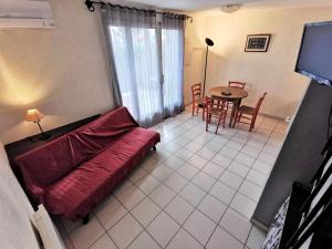 - un salon avec un canapé et une table dans l'établissement Résidence Marina Ile Des Pecheurs - Maisons & Villas pour 4 Personnes 164, à Port-Leucate