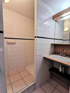 La salle de bains est pourvue d'un lavabo et d'une douche. dans l'établissement Résidence Marina Ile Des Pecheurs - Maisons & Villas pour 4 Personnes 164, à Port-Leucate