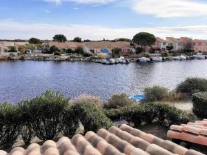 - une vue sur une étendue d'eau avec des maisons et des bateaux dans l'établissement Résidence Marina Ile Des Pecheurs - Maisons & Villas pour 4 Personnes 164, à Port-Leucate