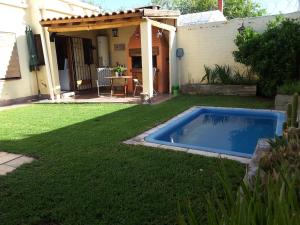 瓜伊馬倫的住宿－La Tapera，一座房子的院子内的游泳池