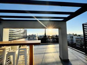 een balkon met een tafel en stoelen en uitzicht op de stad bij Penthouse with Private Pool in Athene