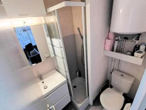 Kúpeľňa v ubytovaní Résidence Les Arenes - Studio pour 4 Personnes 264