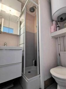 Kúpeľňa v ubytovaní Résidence Les Arenes - Studio pour 4 Personnes 264