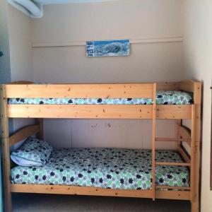 two bunk beds in a small room with at Résidence Les Glovettes - 2 Pièces pour 6 Personnes 624 in Villard-de-Lans