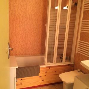 a bathroom with a bath tub and a toilet at Résidence Les Glovettes - 2 Pièces pour 6 Personnes 624 in Villard-de-Lans