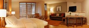 Televiisor ja/või meelelahutuskeskus majutusasutuses Sanctuary NYC Retreats