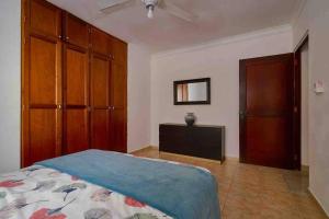 Säng eller sängar i ett rum på Escape Apartament Steps to Downtown Center Mall in Mirador Norte