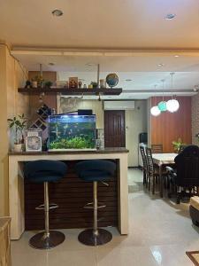 una cocina con un bar con una pecera en JBR Cozy Bed & Breakfast, en Cebú