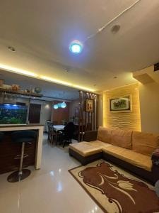 宿务JBR Cozy Bed & Breakfast的客厅里有一张沙发和一张桌子。