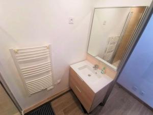 łazienka z umywalką i lustrem w obiekcie Résidence Le Cezelly - 2 Pièces cabine 5 couchages PORT LEUCATE. Réf: 4CEZ_6C MAE-6634 w mieście Port Leucate +12 zdjęć