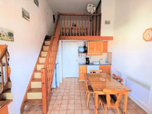 Kuchyňa alebo kuchynka v ubytovaní Résidence Grande Bleue - VILLA T1 CAB MEZZ 4 couchages PORT LEUCATE MAE-5944