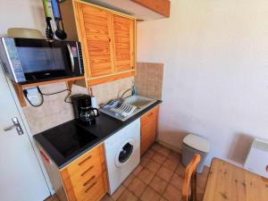 Kuchyňa alebo kuchynka v ubytovaní Résidence Grande Bleue - VILLA T1 CAB MEZZ 4 couchages PORT LEUCATE MAE-5944 + 6 fotografií