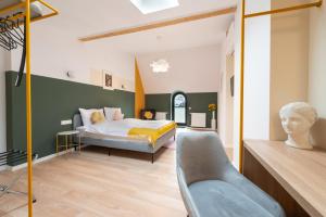 1 dormitorio con 1 cama y 1 silla en Stil OldTown, en Bucarest