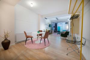 a living room with a table and chairs at Stil OldTown in Bucharest