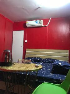 um quarto com uma cama e uma mesa com um aquecedor em The Big Boss Indian & Nepali Restaurant house em Sihanoukville