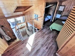 widok na sypialnię w małym domku w obiekcie Résidence Village Merlin - Villa avec mezzanine pour 6 personnes - Port Leucate MAE-7804 w mieście Leucate