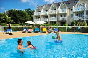 - un groupe d'enfants jouant dans une piscine dans l'établissement Le Cap Glénan - maeva Home - Appartement 2 Pièces 4 Personnes - Confort 43, à Bénodet
