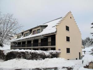 a building with snow on the roof at Résidence Les Quatres Saisons - Studio pour 4 Personnes 004 in Corrençon-en-Vercors