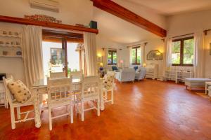 - un salon avec une table et des chaises dans l'établissement Akrotiri, à Santa Ponsa