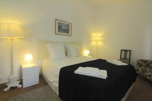 sypialnia z łóżkiem z dwoma ręcznikami w obiekcie Akrotiri w miejscowości Santa Ponsa