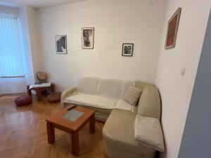 uma sala de estar com um sofá e uma mesa em Casa del Rey em Sófia