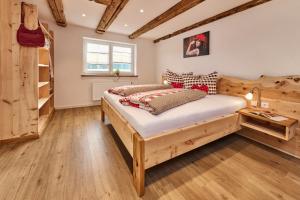 una camera con un grande letto in legno e un letto a castello di Ferienhaus Wendelhof a Eisenbach