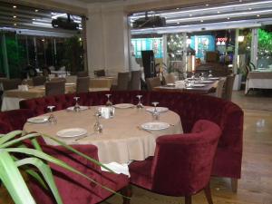 een eetkamer met tafels en stoelen in een restaurant bij Myy Boutique Hotel in Istanbul