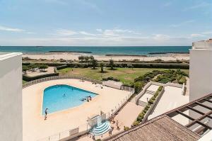 an overhead view of a swimming pool and the beach at Résidence Les Rivages de Rochelongue - maeva Home - Appartement 3 pièces 6 11 in Cap d'Agde