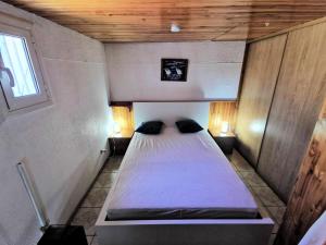 a small bedroom with a bed in a room at Résidence Grande Bleue - VILLA T1 CAB MEZZ 6 couchages PORT LEUCATE MAE-8354 in Leucate